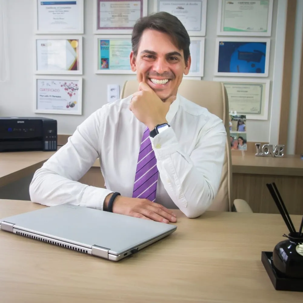 Cello Menezes sorrindo para o usuário