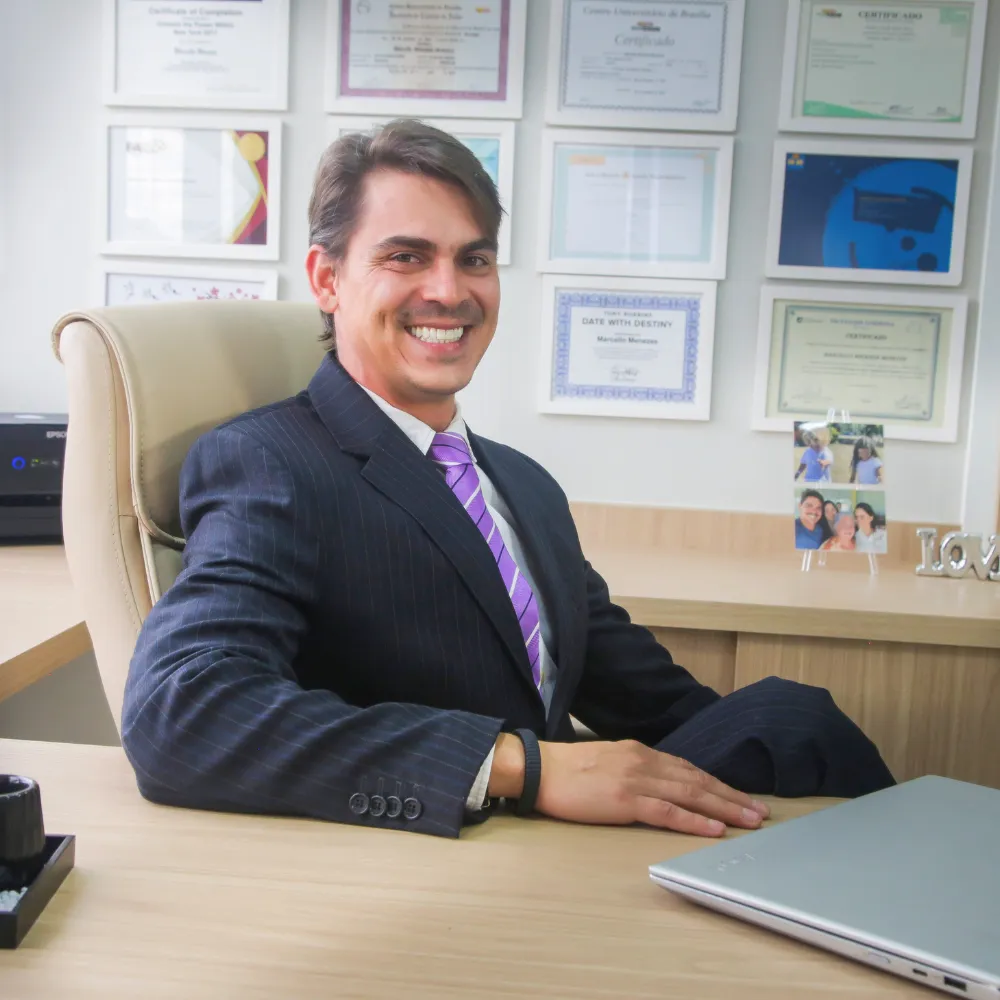 Cello Menezes no consultório, durante atendimento em psicoterapia
